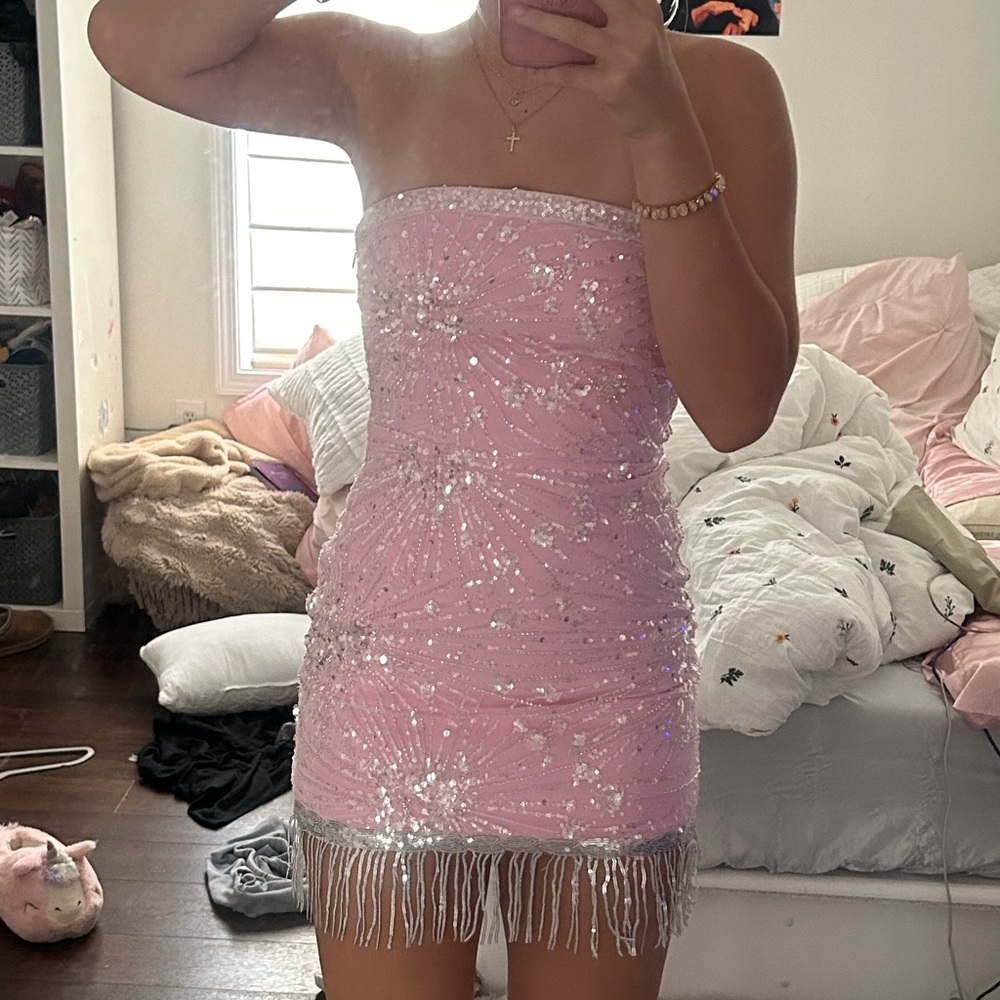 finesse/xs/light pink dress/ a little tight on top (i wear a 32b for reference)